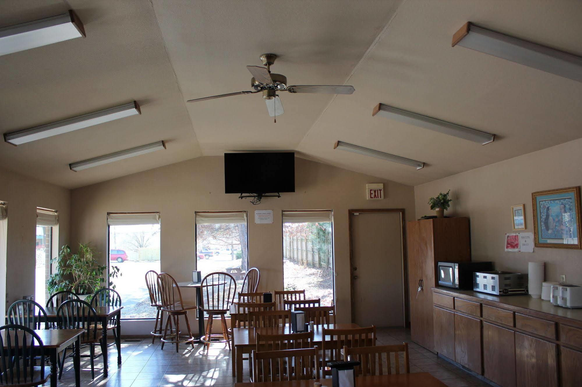 Oak Hill Inn And Suites Tahlequah Exterior foto
