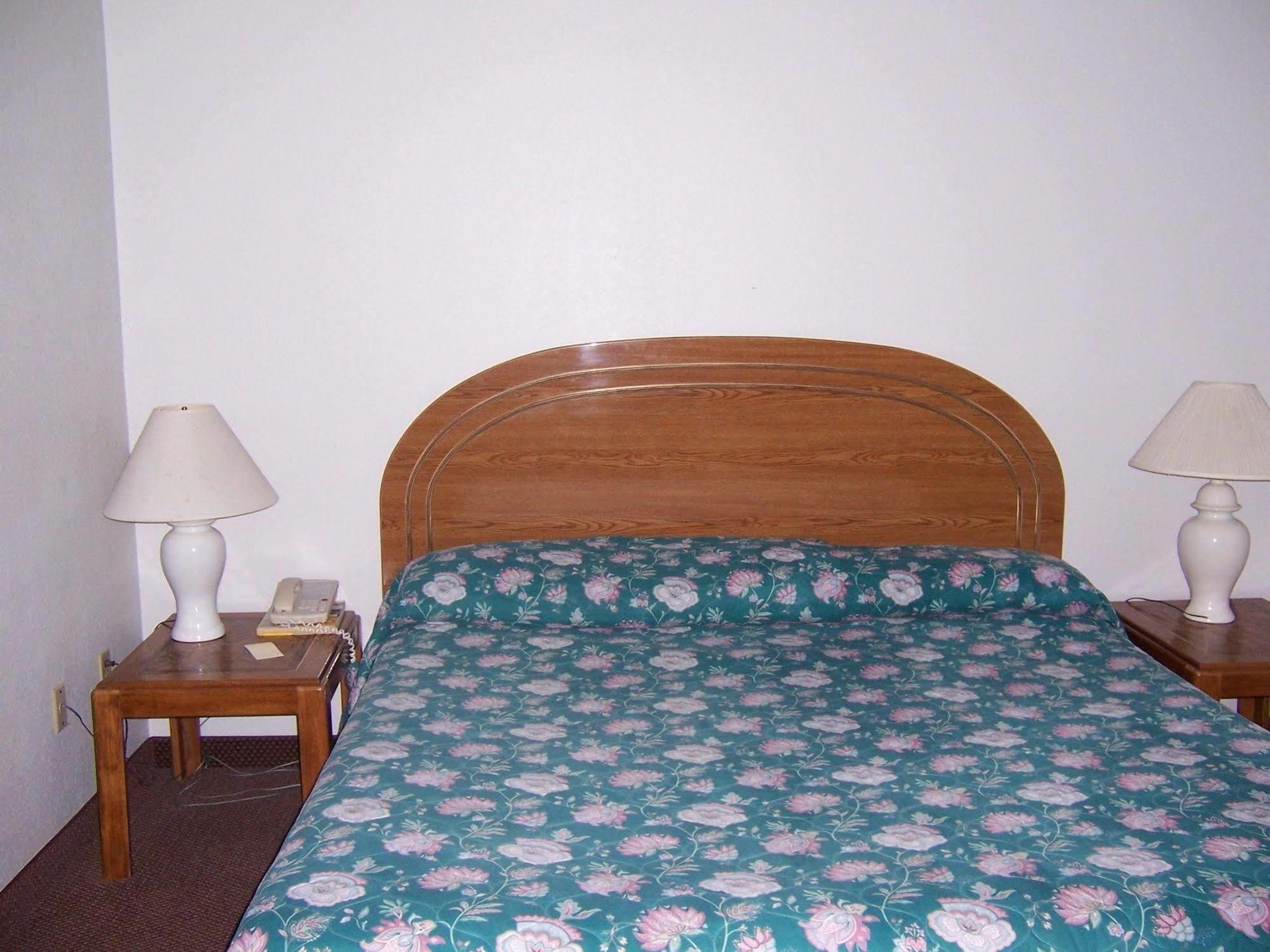 Oak Hill Inn And Suites Tahlequah Exterior foto